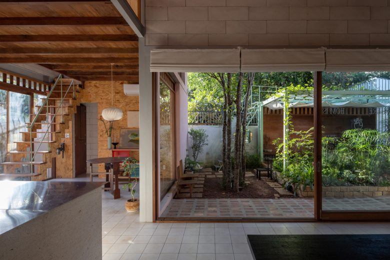 вид на выход из зала кафе Cafe Hôm