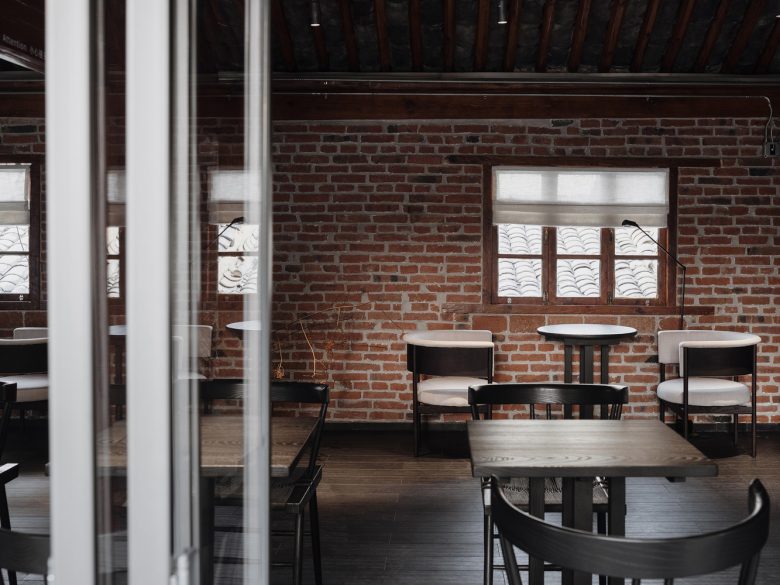 вид с балкона на столики внутри Scented Coffee