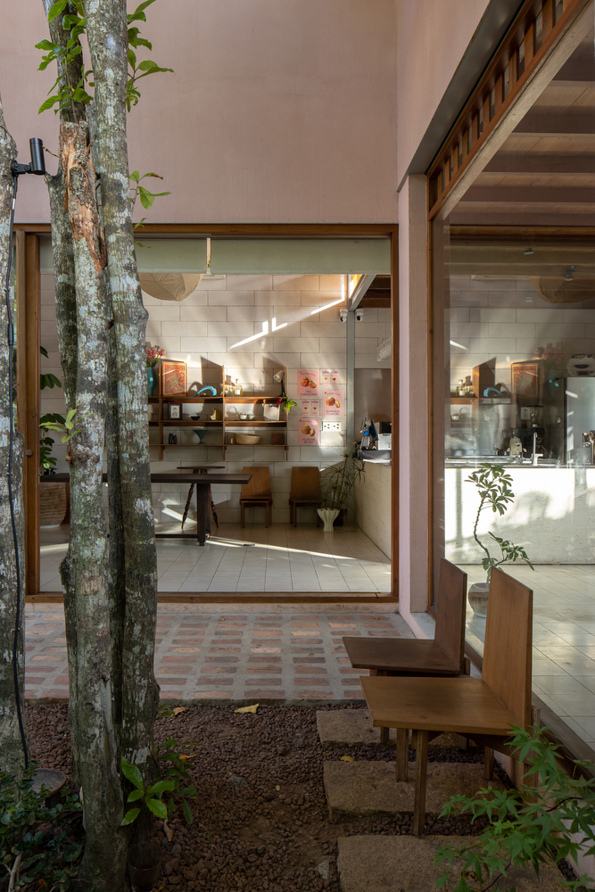 вид с дворика у кафе Cafe Hôm