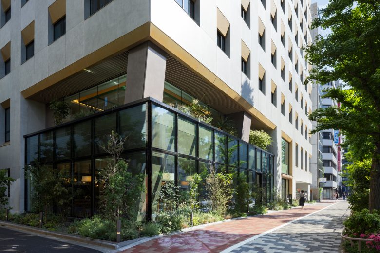 вид с угла на здание The Royal Park Hotel Ginza