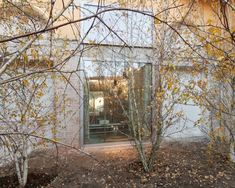 вид с улицы через окно Caffè Nazionale