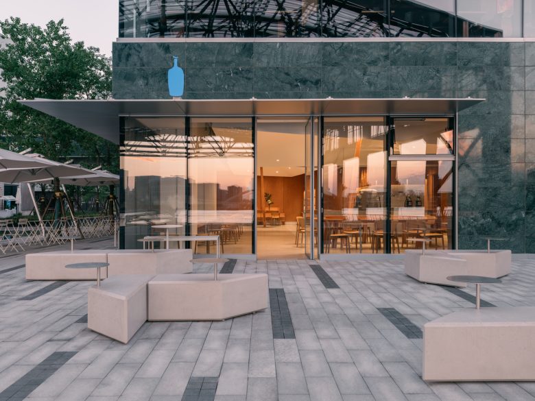 вид с улицы на Blue Bottle Coffee at West Bund