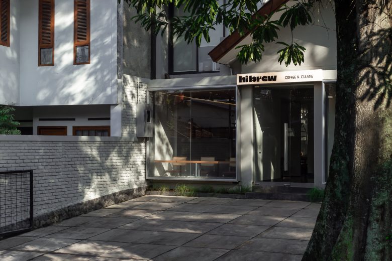 вид с улицы на Hibrew Coffee and Cuisine