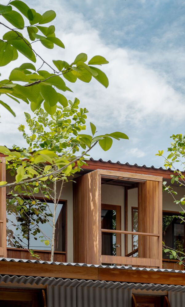 вид с улицы на балкон Kunst Ayutthaya