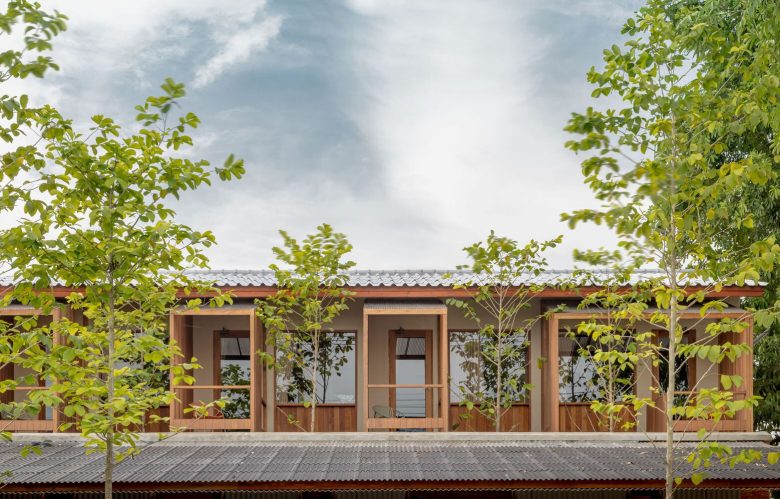 вид с улицы на одноэтажные номера Kunst Ayutthaya