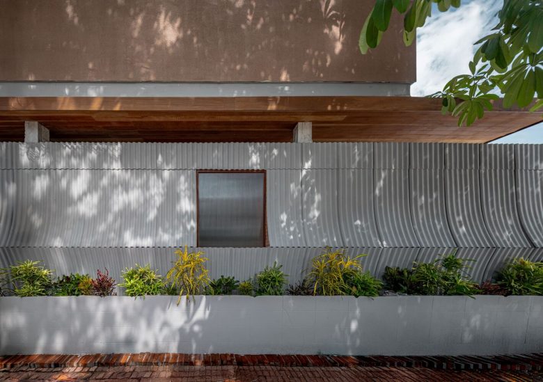 вид с улицы на стену с окном Kunst Ayutthaya