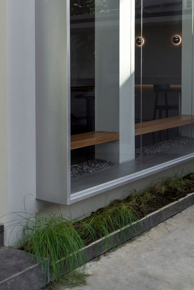 вид с улицы на столики Hibrew Coffee and Cuisine