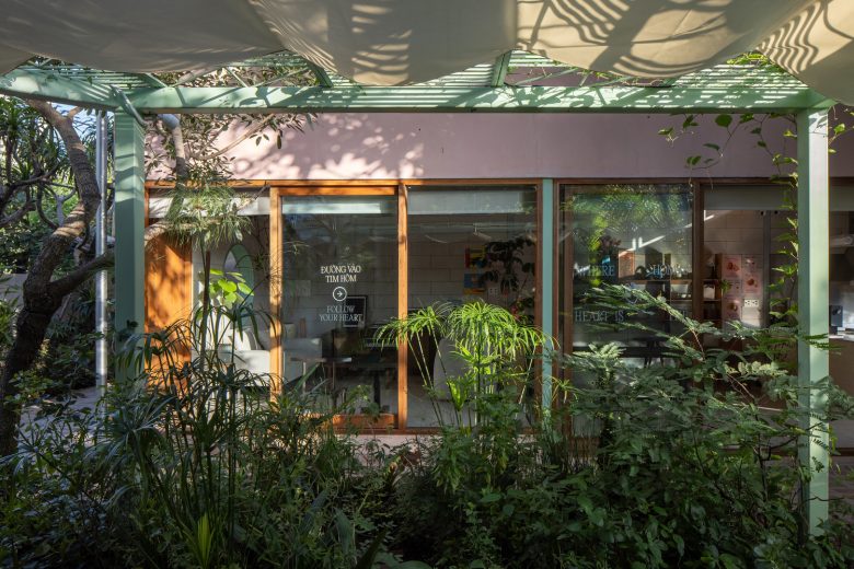 вид с улицы на вход Cafe Hôm