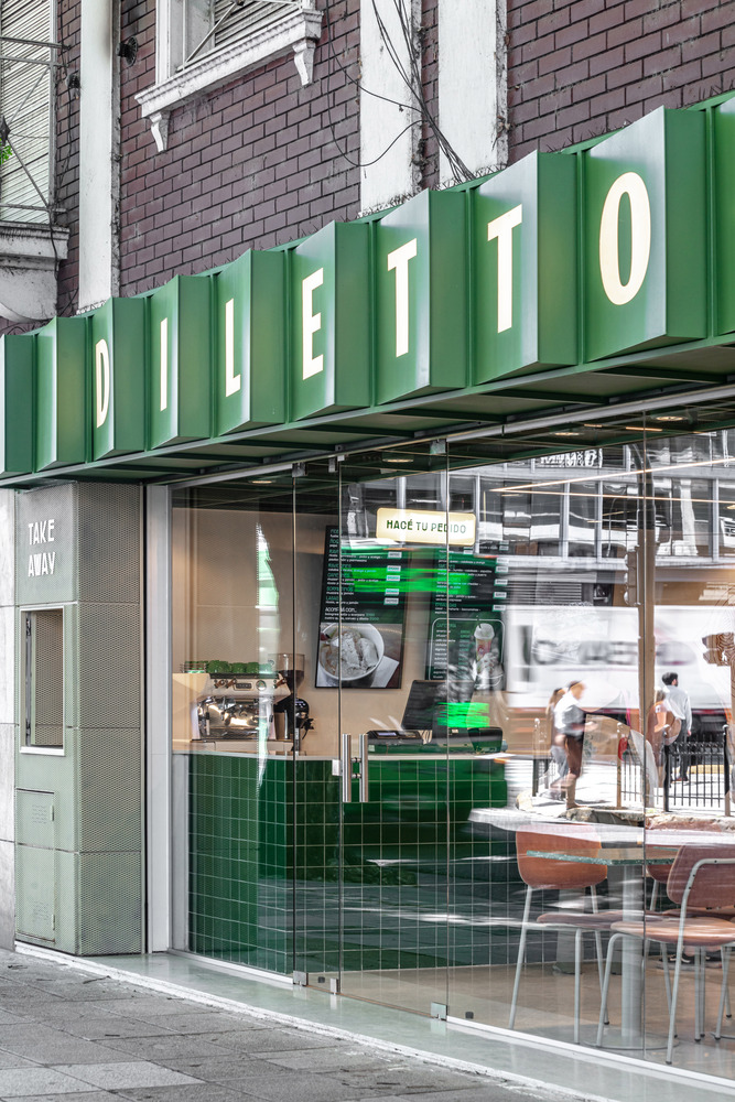 вид с улицы на витрину Diletto Pastas – Barrio Chino
