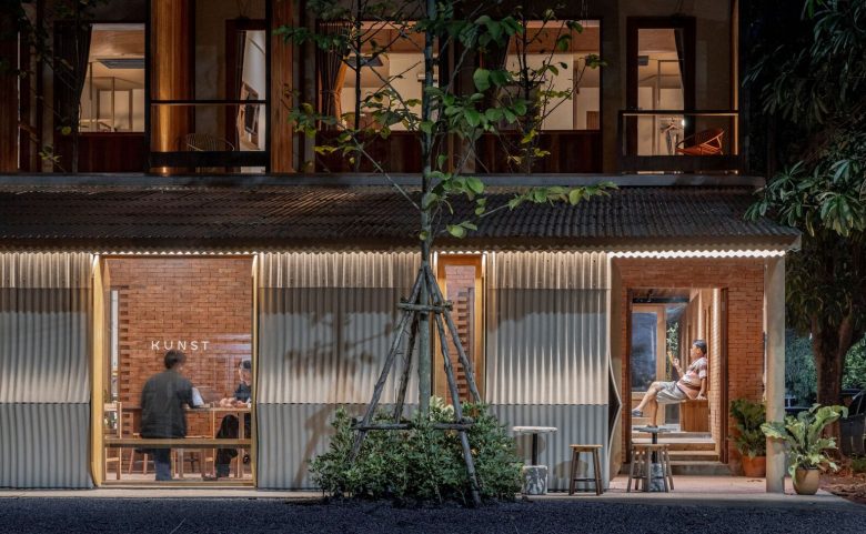 вид с улицы на зал с посетителями Kunst Ayutthaya