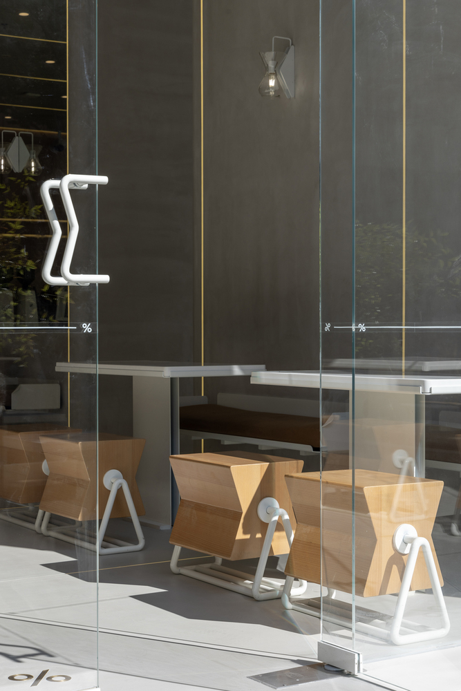 вид с улицы на зону кафе Arabica