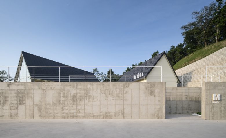 вид с улицы подход к павильонам May Day Cafe