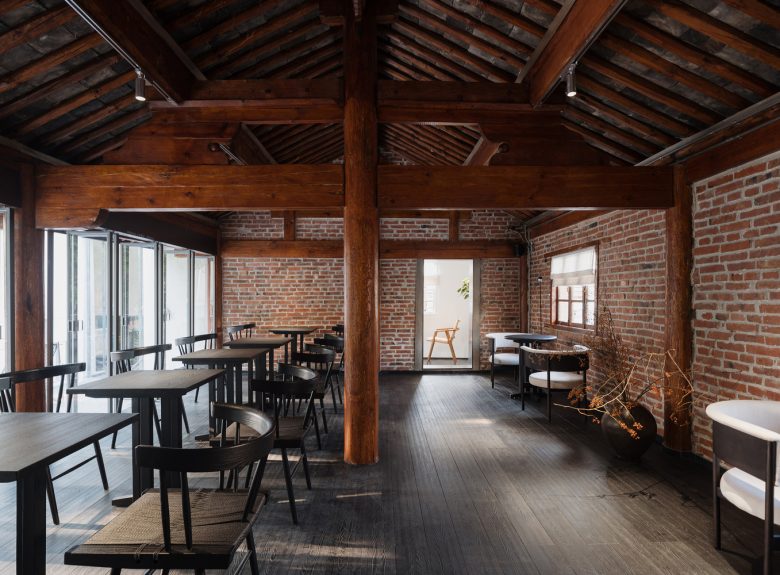 вид сбоку на столики вдоль окна Scented Coffee