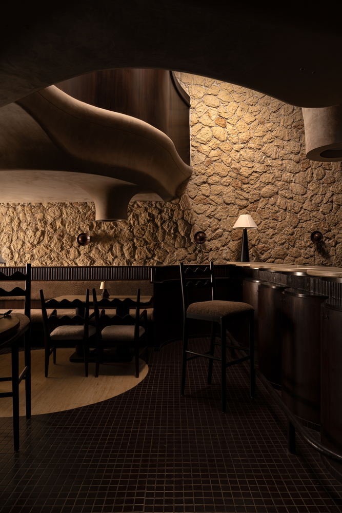 вид со стороны на высокий стол у стены CallMe Ten Restaurant