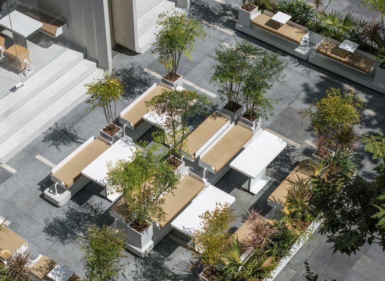 вид сверху на открытую зону кафе Arabica