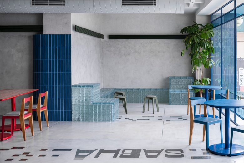 вид у окна Sabha Cafe