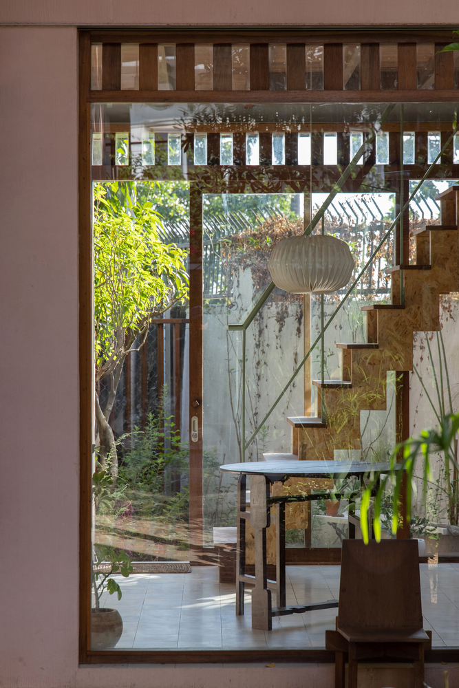 вид в зеркало на лестницу Cafe Hôm