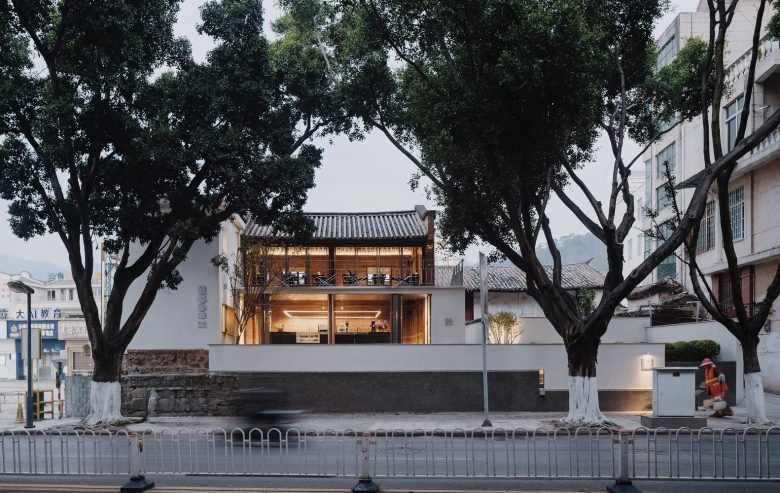 вид второго этажа с улицы Scented Coffee издалека