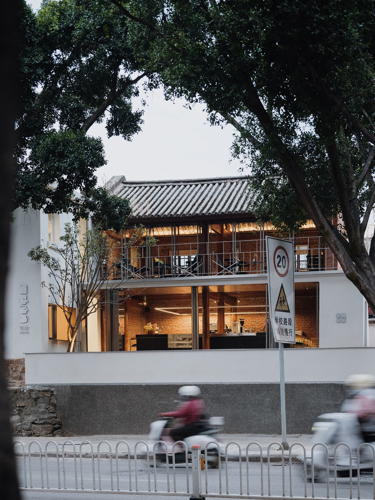 вид второго этажа с улицы Scented Coffee