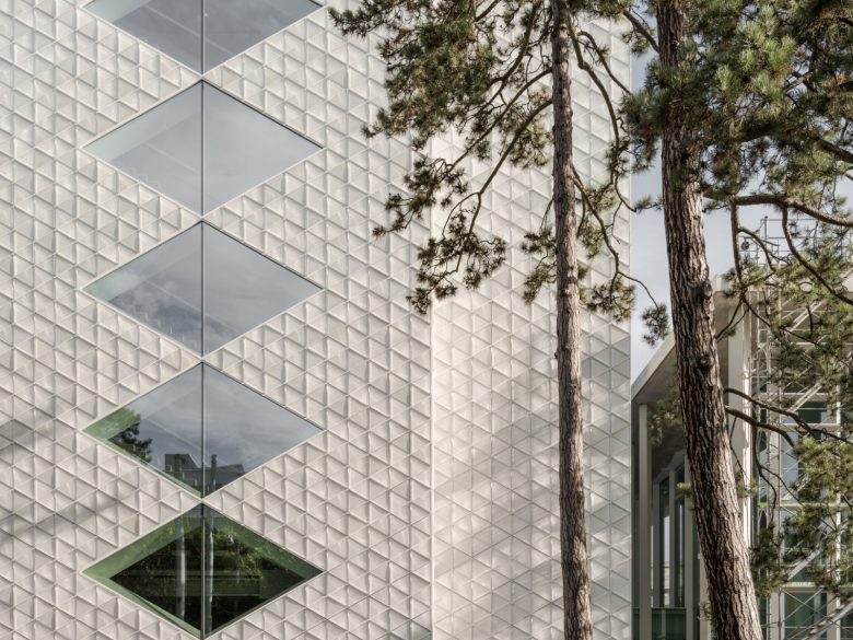 вид здания Helvetia с другой стороны