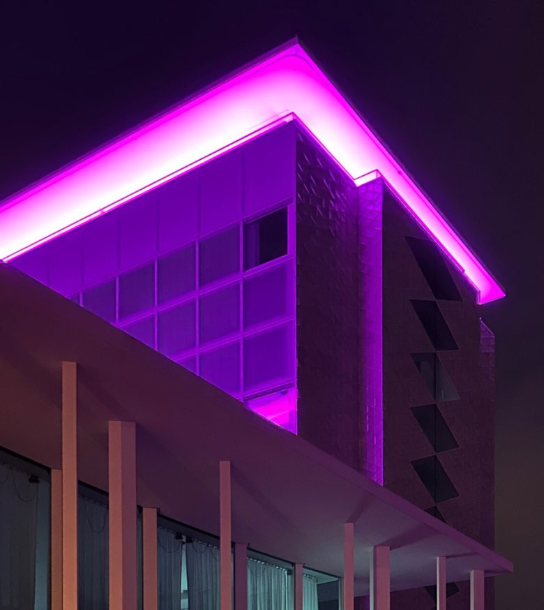 вид здания Helvetia вечером