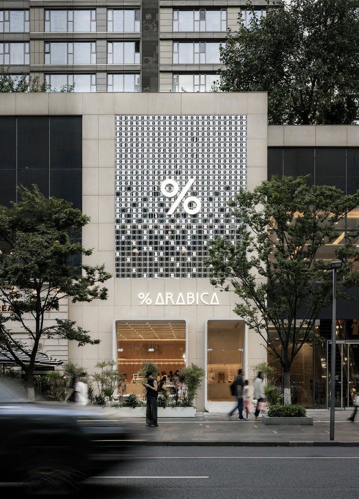 вид здания Arabica с улицы на входную группу