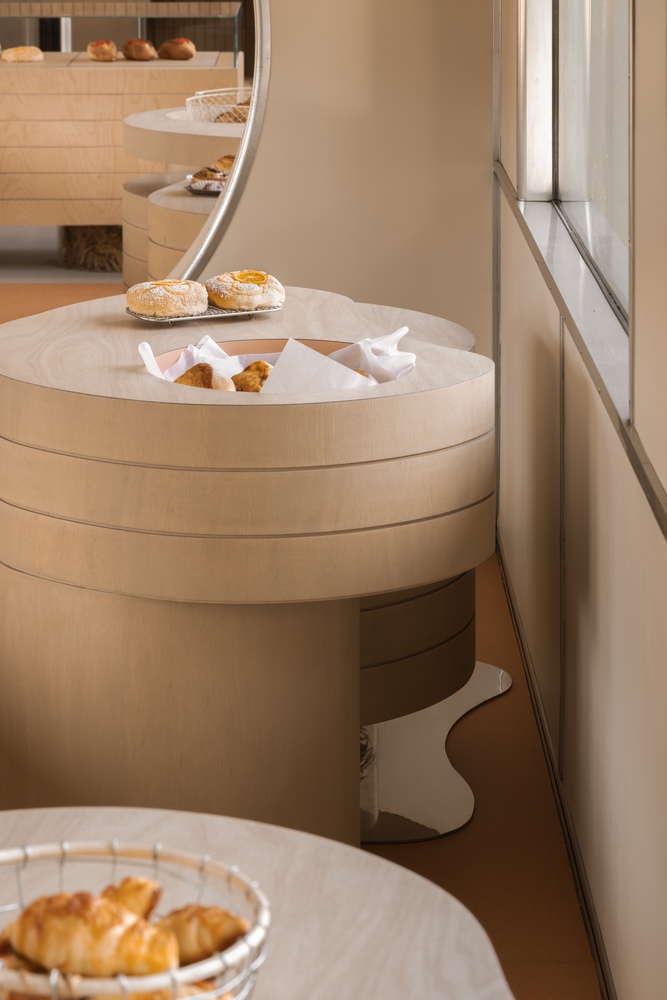 витрина круглая высокая с продукцией Horli Baking