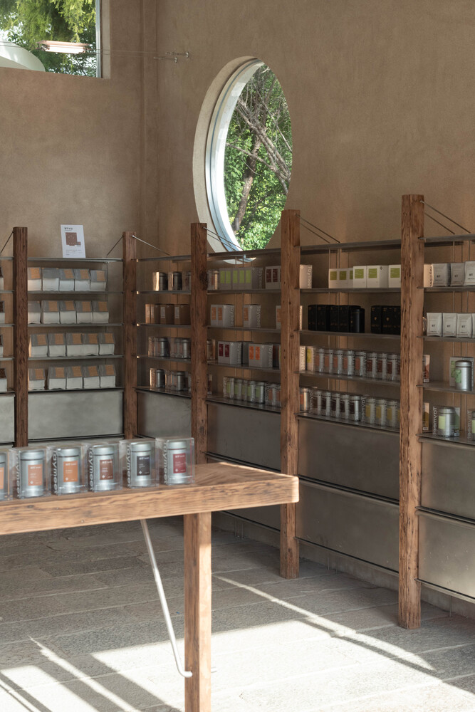 витрина с продукцией в углу MSLAN corner