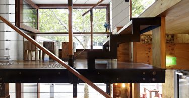 «Вертикальное» гостеприимство – поразительный внутренний дизайн кафе