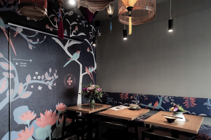 Восточный бар-ресторан SÁO: одинаковая расцветки стены и текстиля