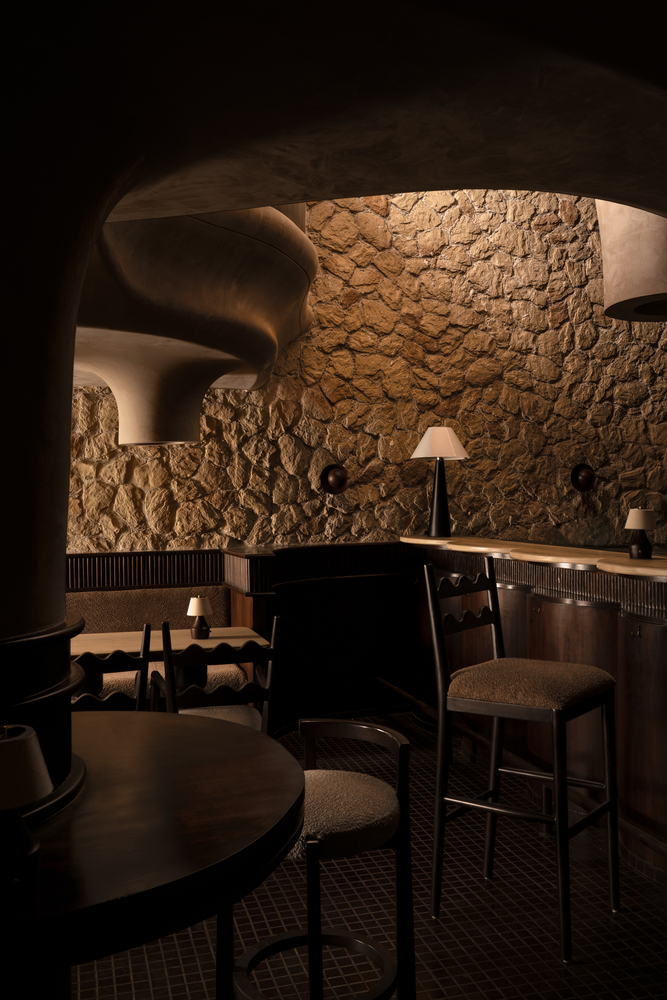 высокие столики у стены CallMe Ten Restaurant