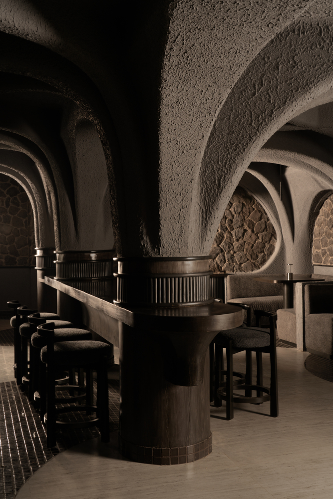 высокий стол у столба CallMe Ten Restaurant