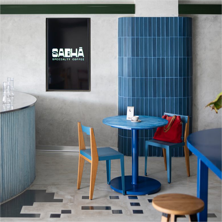 вывеска на стене Sabha Cafe