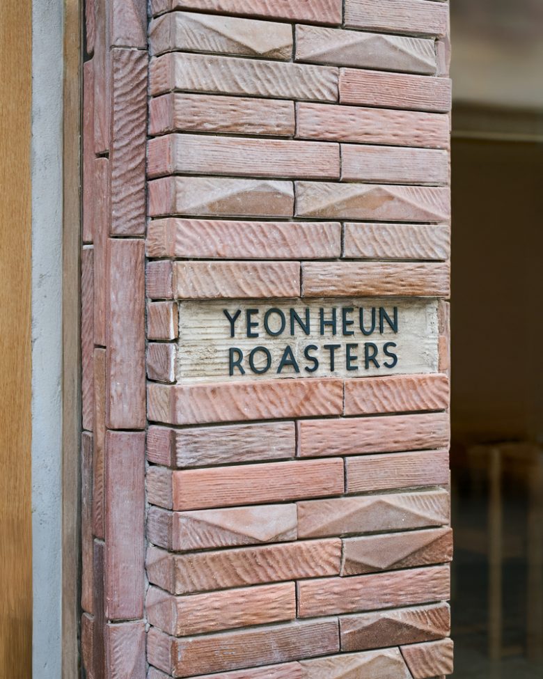вывеска на стене Yeonheun Roasters