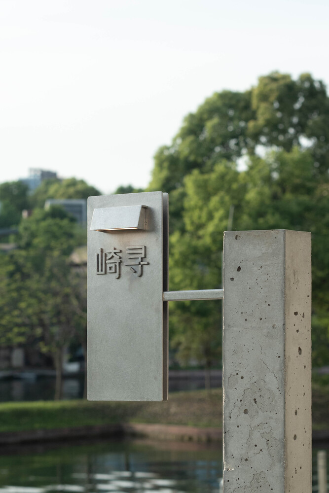 вывеска на столбе MSLAN corner