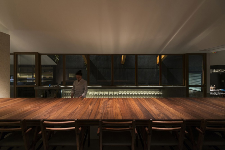 Деревянный стол и стулья в магазин – баре вина и сладостей в г. Фукуока