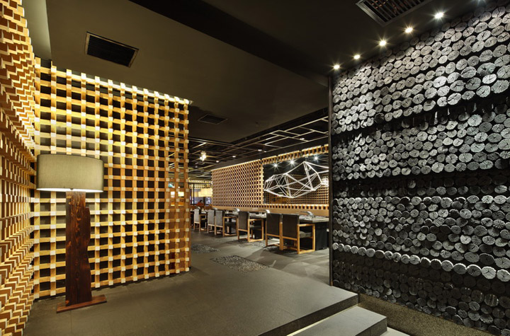 Декор стены деревянными брусьями ресторана Yakiniku Master