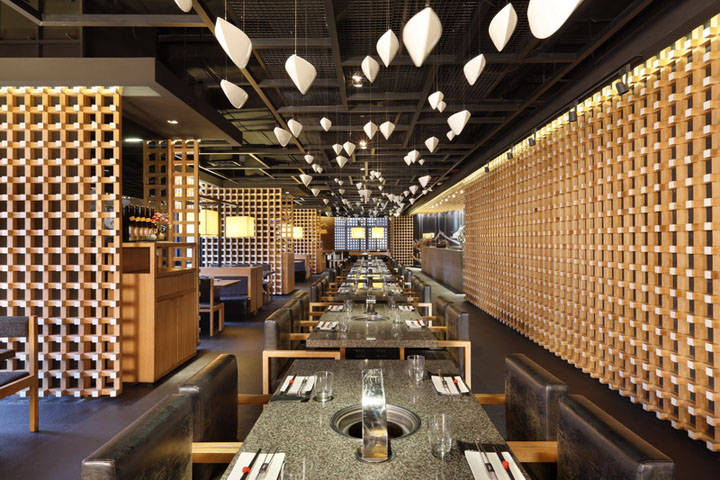 Многочисленные светильники над столами ресторана Yakiniku Master