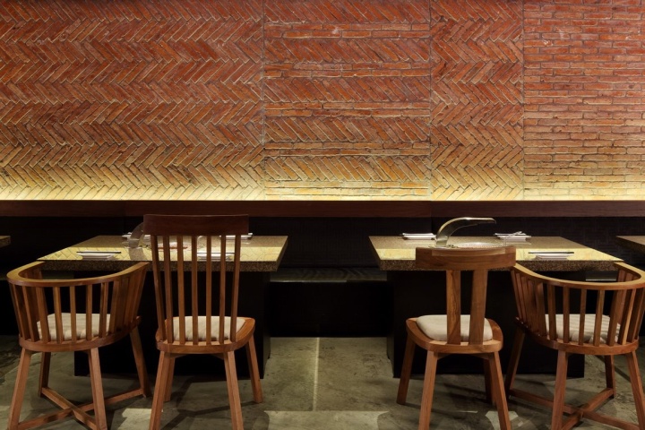 Декорированные стены кирпичной кладкой в ресторане Yakiniku Master