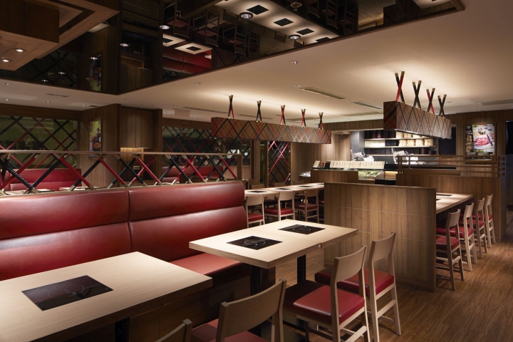 Красные кожаные диваны в интерьере японского ресторана