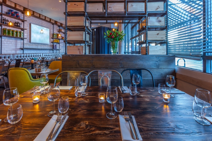 Яркие детали интерьера в ресторане Melange: деревянные столы