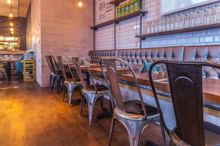 Яркие детали интерьера в ресторане Melange: металлические стулья