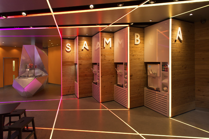 Яркий дизайн интерьера кафе Samba