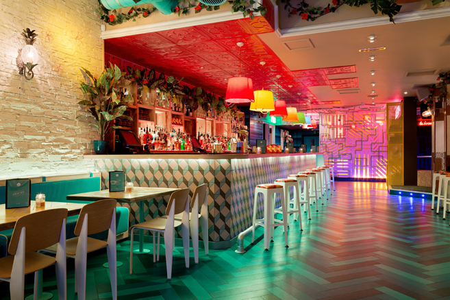 Яркий дизайн кафе в Лондоне: барная стойка