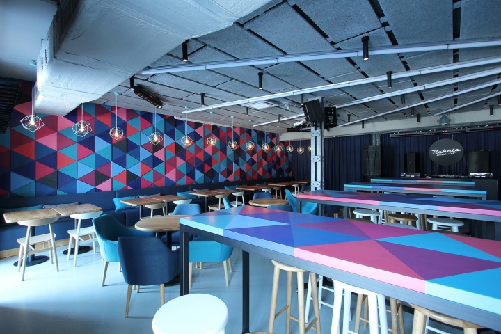 Яркий дизайн клуба: геометрическая раскраска столиков