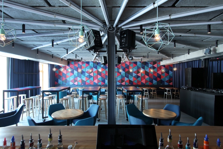 Яркий дизайн клуба: отделка стены геометрическими фигруками
