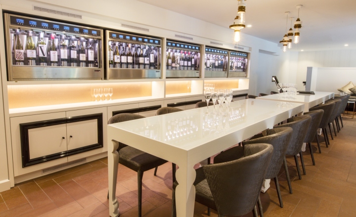 Европейский стиль в интерьере ресторана: белый глянцевый стол
