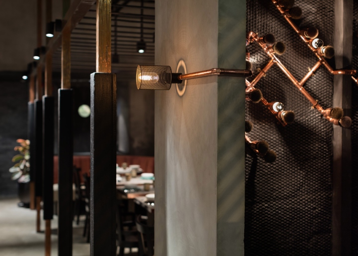 Европейский стиль в интерьере ресторана: медные светильники