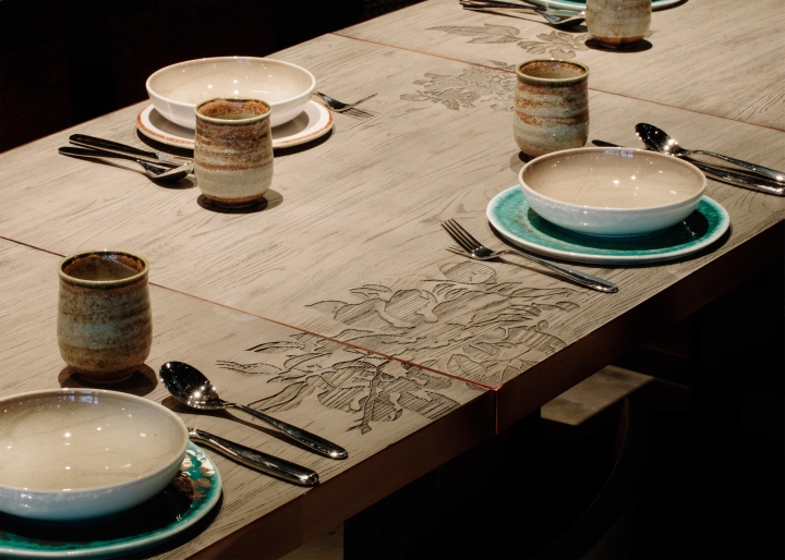 Европейский стиль в интерьере ресторана: резные деревянные столики