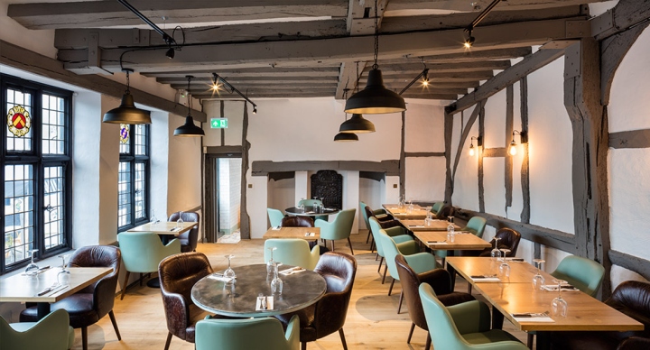 Европейский стиль в интерьере ресторана: мятные и коричневые кресла